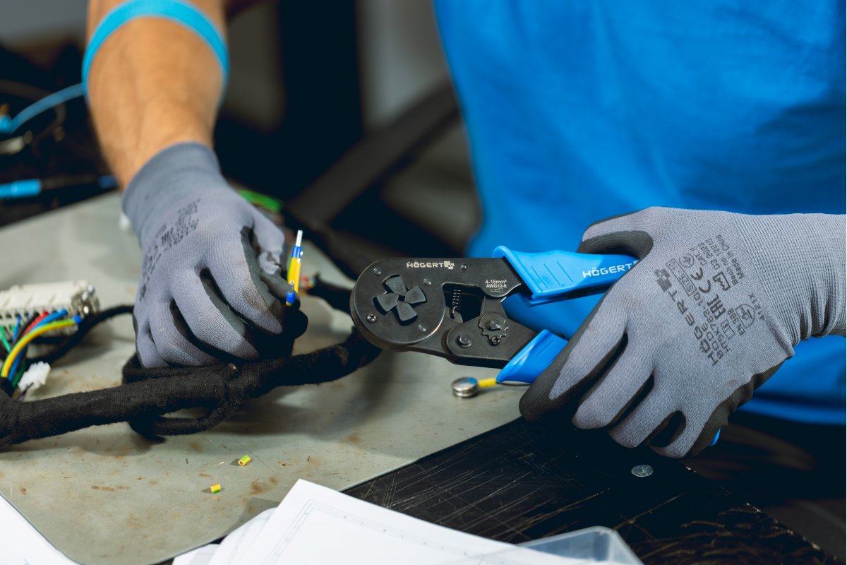 Knaibles plansienu uzmavu saspiešanai 210MM 4-16