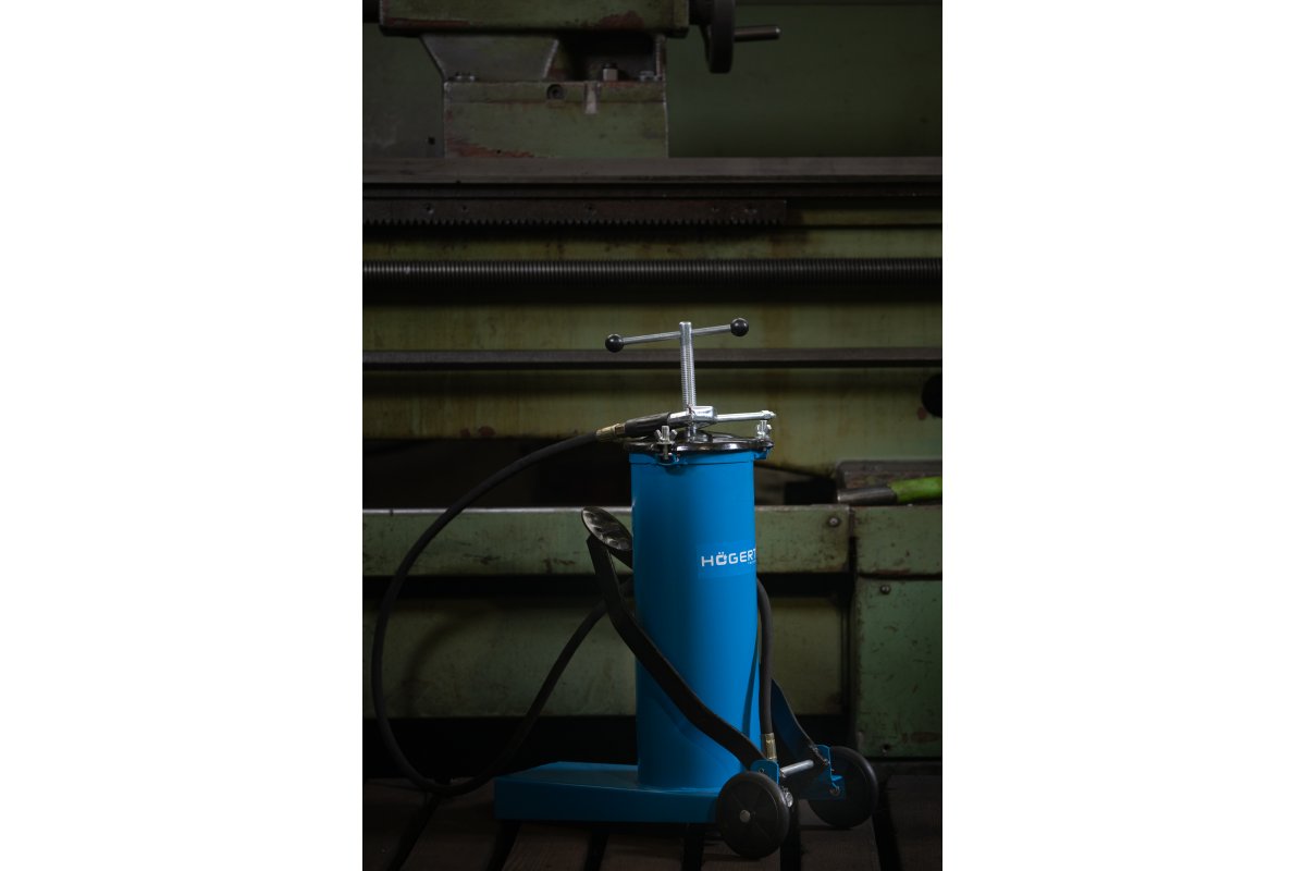 Spiediena smērvielu pistole 6L ar kājas sūkni HOEGERT HT8G912