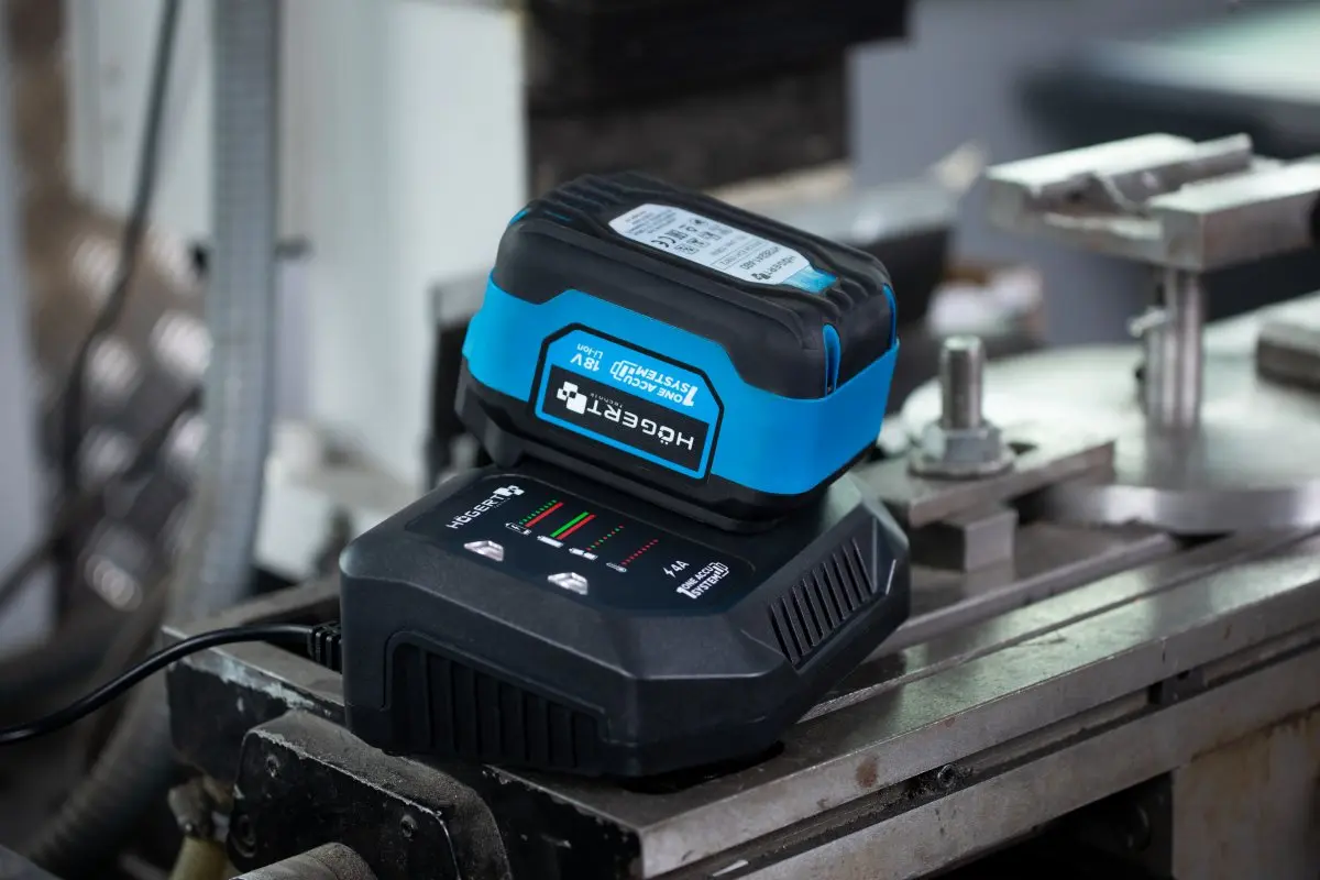 Ātrais lādētājs 18V 6A, aizsardzība pret pārkaršanu un īssavienojumu, HT2E243-C60, HOGERT - Image 2